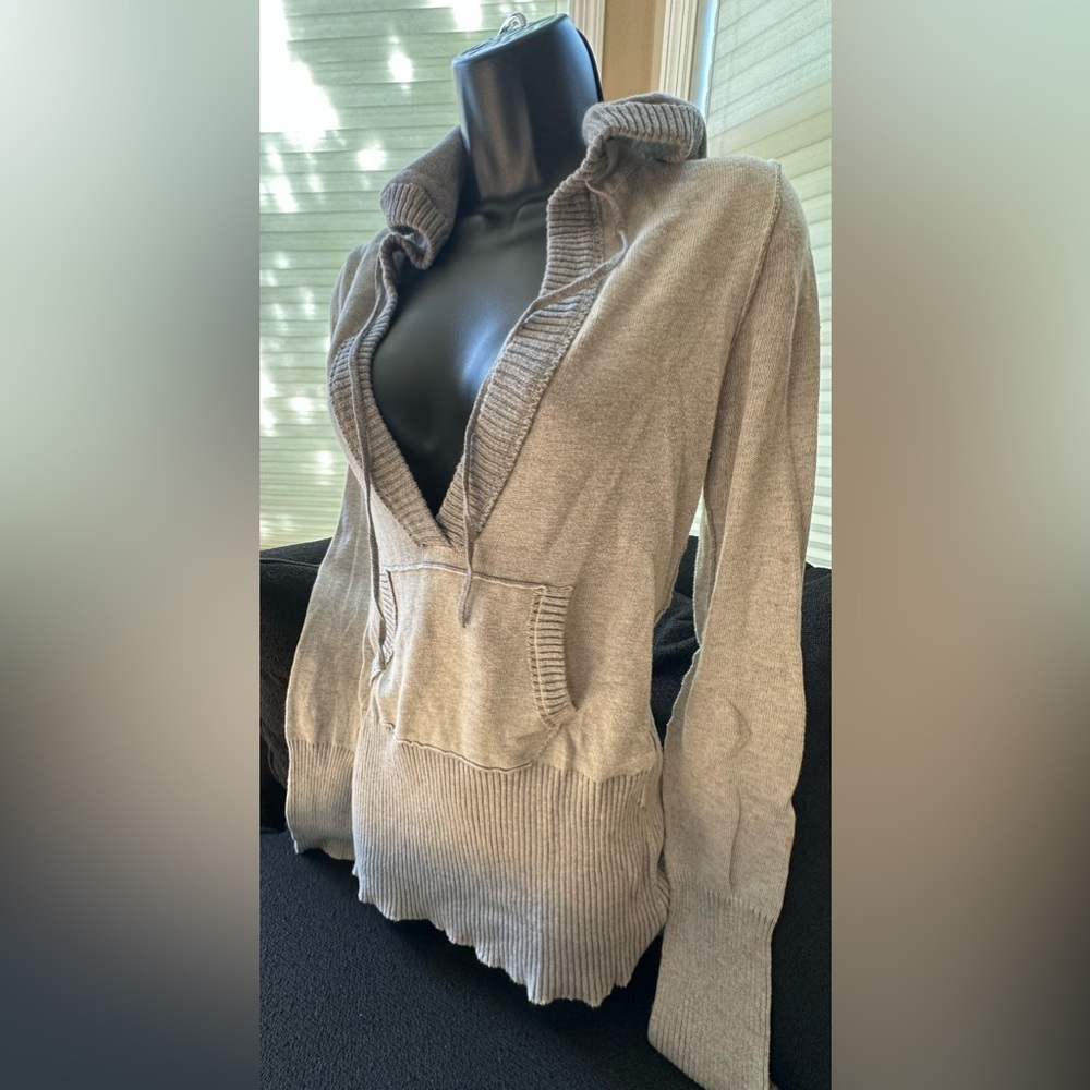 Mystree gray v-neck sweater with ribbed detailing and hoodie